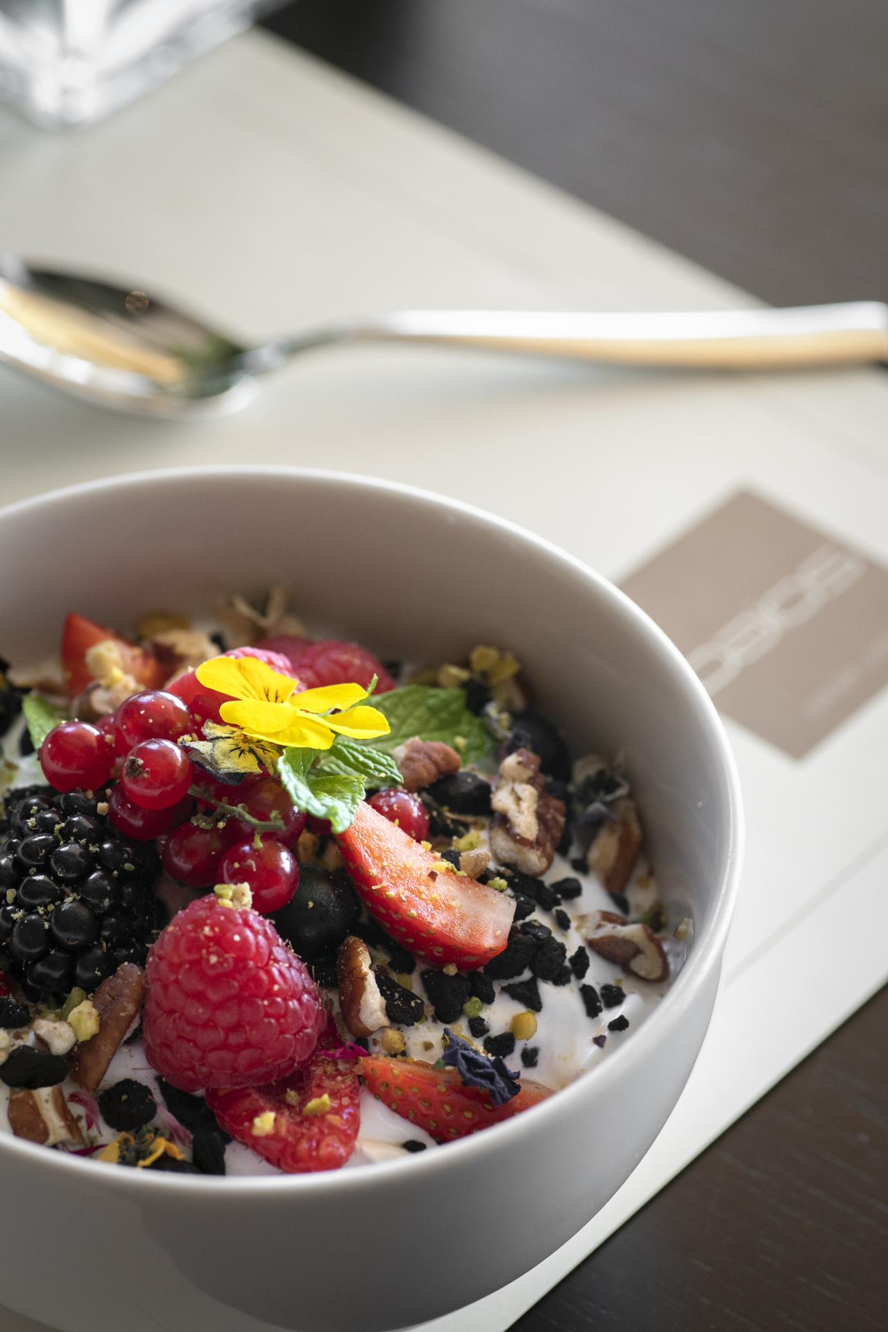 戴奥斯尊享人生酒店 塞萨洛尼基 外观 照片 A bowl of granola with fruit and yoghurt