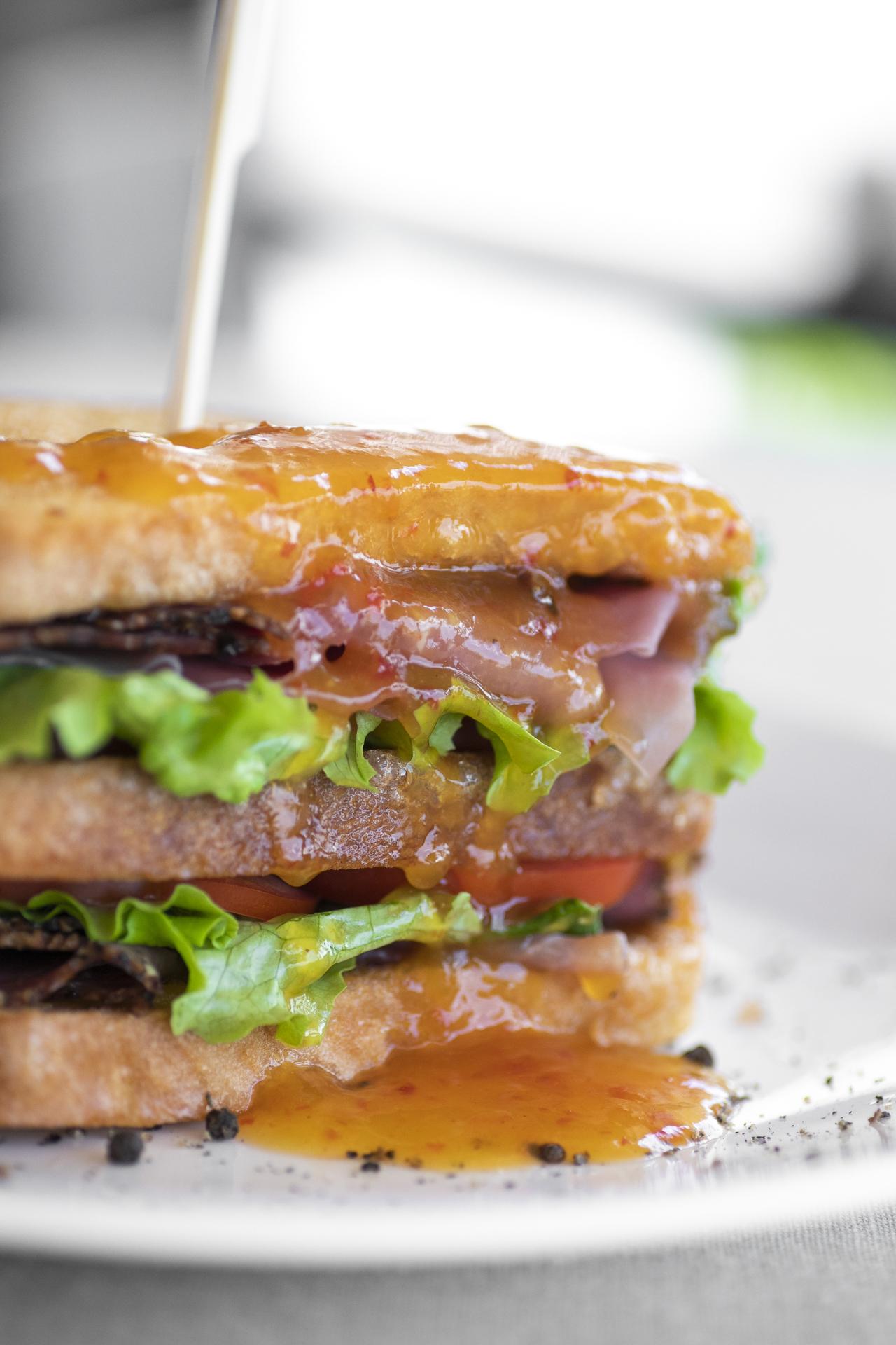 戴奥斯尊享人生酒店 塞萨洛尼基 外观 照片 A cheeseburger with lettuce, tomato, and onion
